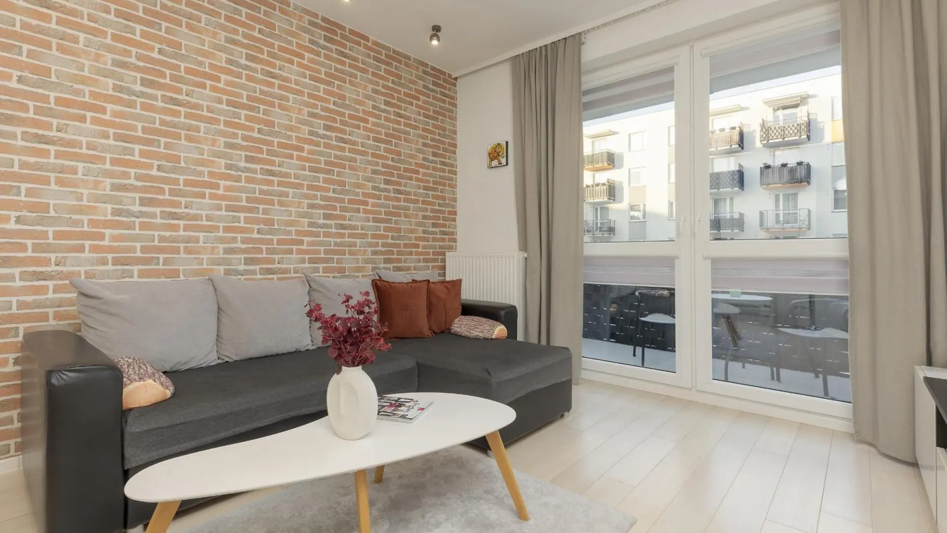 Subtle Colors Apartment In Warsaw With Furnished Balcony By Noclegi Renters Lengyelország